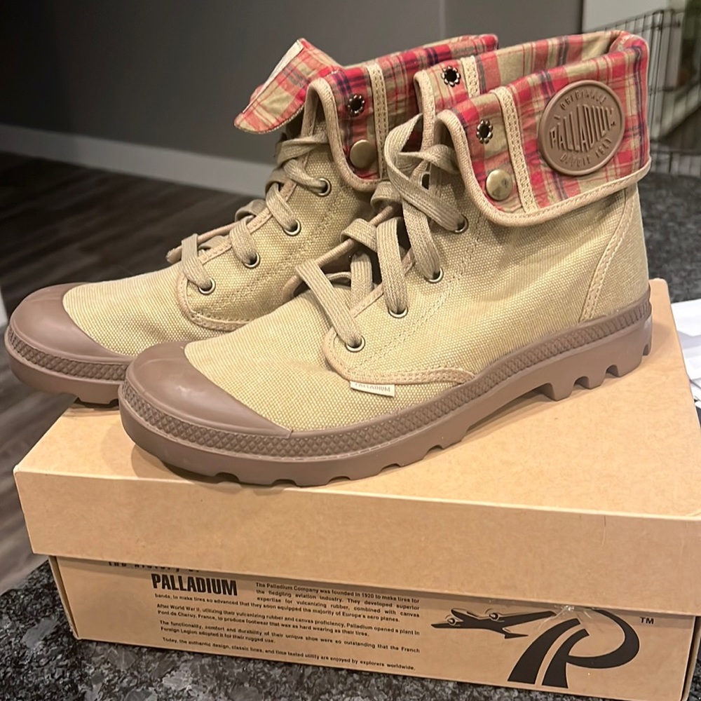 Never been worn Palladium BAGGY boots size 9
